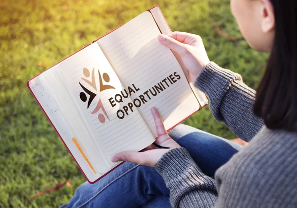 Femme avec cahier dans les mains — Photo