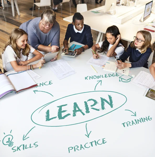 Lehrer mit Kindergruppe — Stockfoto