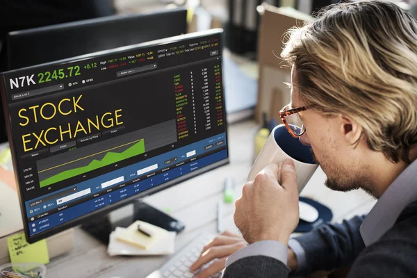 Hombre de negocios que trabaja en el ordenador con bolsa — Foto de Stock