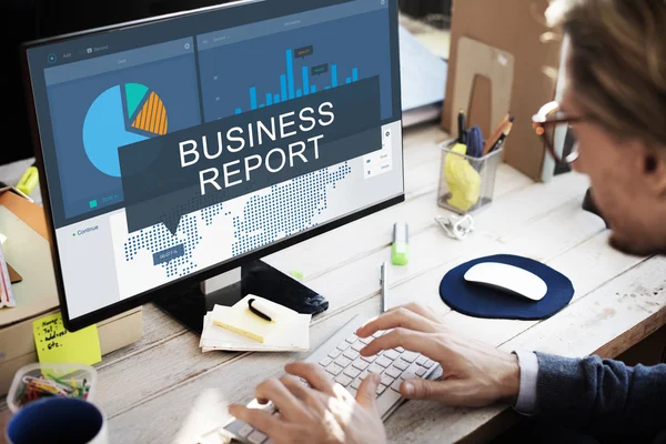 Uomo d'affari che lavora al computer con Business Report — Foto Stock