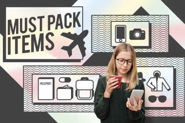 Akıllı telefon kullanan sarışın kız