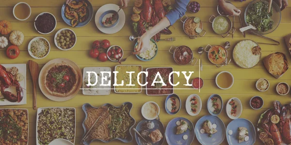 Tabel met eten en delicatesse — Stockfoto