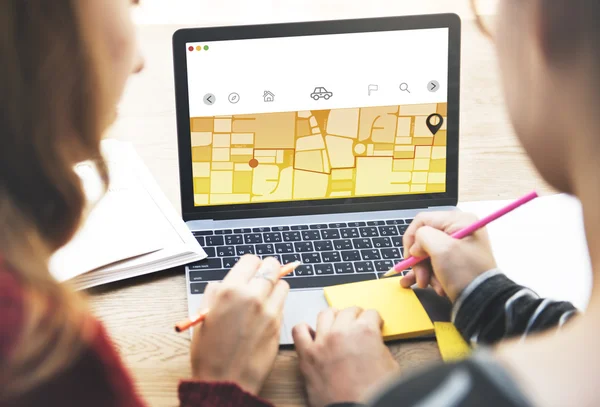 Meninas trabalhando com laptop — Fotografia de Stock