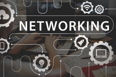 Kafede bilgisayar ile çalışan kadın