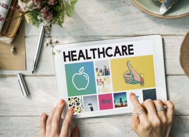 dijital tablet kullanan kadın