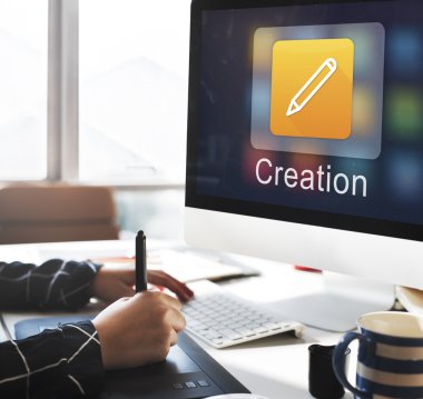 Tasarımcısı Tasarım tablet üzerinde çizim