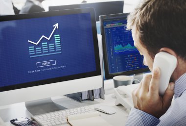 İşadamı üstünde bilgisayar grafik ile çalışma