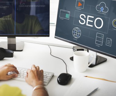 Seo ile bilgisayarda çalışan iş adamı