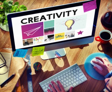 Yaratıcılık kavramı ile bilgisayar kullanarak iş adamı 