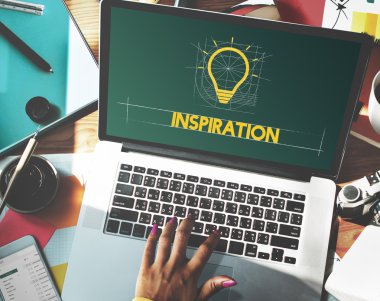 Kadın el dizüstü bilgisayarda yazarak