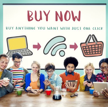 Çok ırklı insanlar online alışveriş 