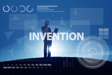 Tepede dizüstü kullanarak iş adamı