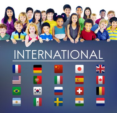 Gülümseyen şirin farklı çocuklar