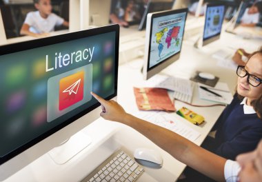 Öğrenciler bilgisayar sınıfta