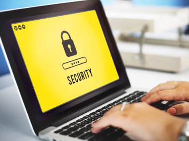 Eller dizüstü bilgisayarda klavyede yazıyor.