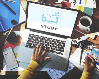 Kadın el dizüstü bilgisayarda yazarak