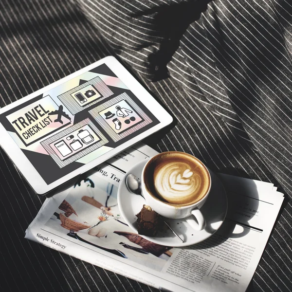 Tablette, Kaffee, Zeitung — Stockfoto