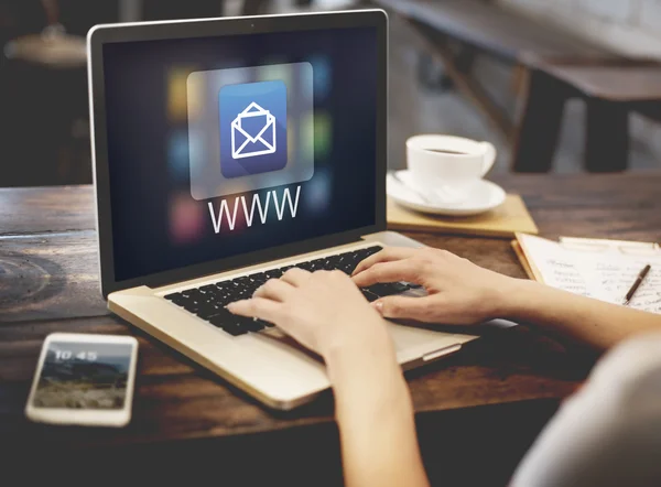 Frau arbeitet mit Computer im Café — Stockfoto