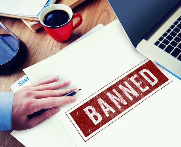 Uomo che lavora con Banned Concept — Foto Stock