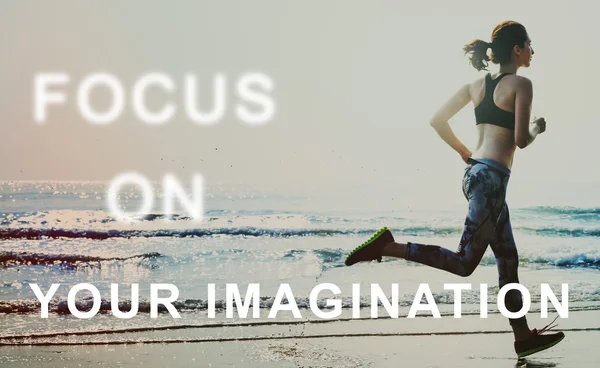 Woman in leggings running on beach — Stock Photo, Image