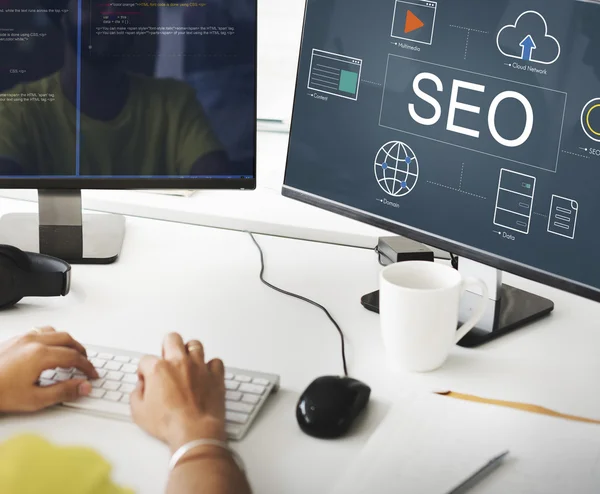 Uomo d'affari che lavora al computer con seo — Foto Stock