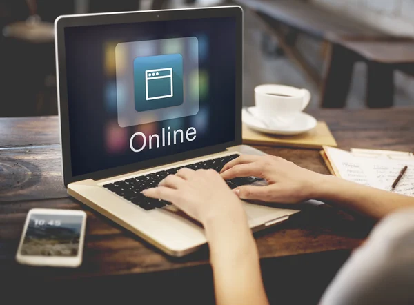 Frau arbeitet mit Computer im Café — Stockfoto