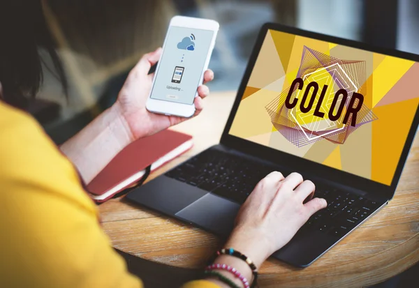 Frau mit Handy und Laptop — Stockfoto