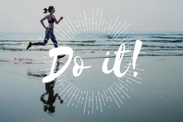 Mujer en polainas corriendo en la playa —  Fotos de Stock