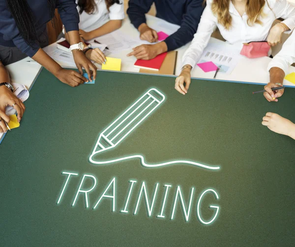 Studenter brainstorming vid universitet — Stockfoto