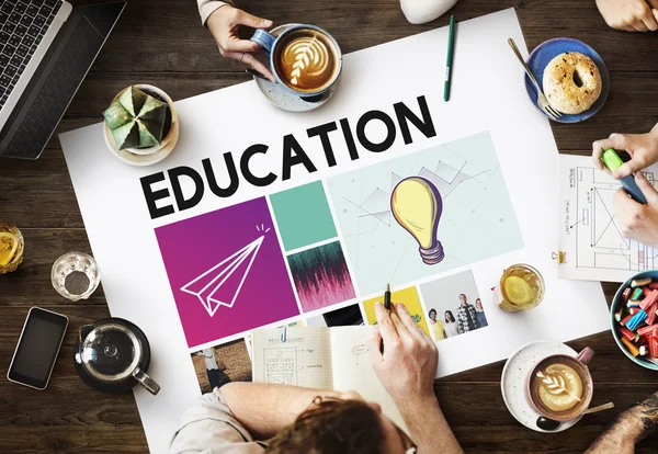 Mesa com cartaz com Educação — Fotografia de Stock