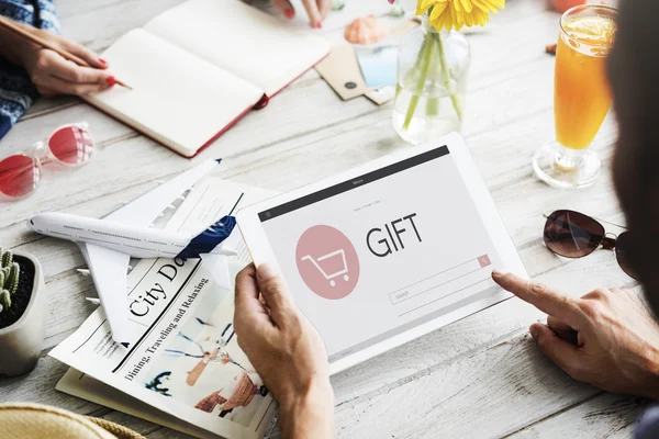 Mujer sosteniendo tableta digital — Foto de Stock