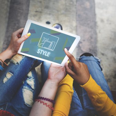 Dijital tablet kullanan kız öğrenciler