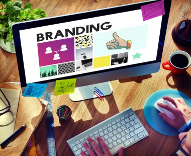 Bilgisayar kullanan adam 