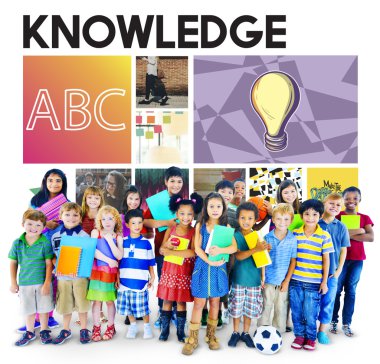 Gülümseyen şirin farklı çocuklar