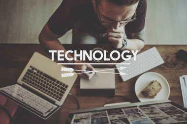 dizüstü bilgisayar ile yakışıklı adam