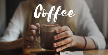 Kafede kız içki içecek