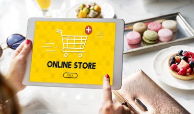 Dijital tablet tutan kadın