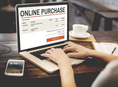 Kafede bilgisayar ile çalışan kadın