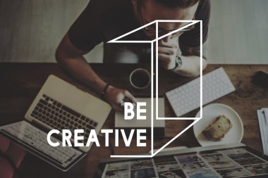 dizüstü bilgisayar ile yakışıklı adam