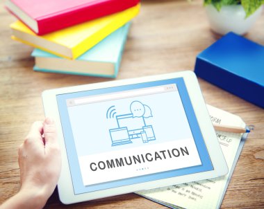 Tablet kullanan adam 