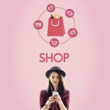 Akıllı telefon tarama şapkalı kadın