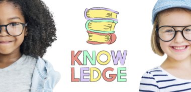 Gülümseyen güzel kızlar