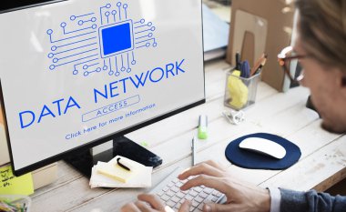 bilgisayar veri ağı ile çalışan iş adamı