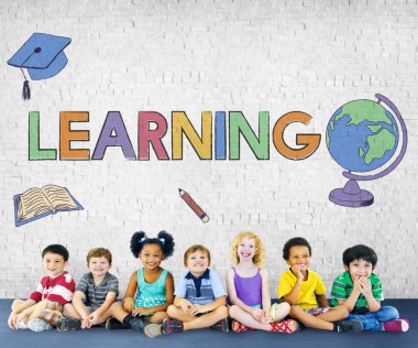 Çeşitlilik çocuk birlikte oturan