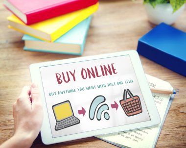 İnternetten alışveriş yapan kadın 