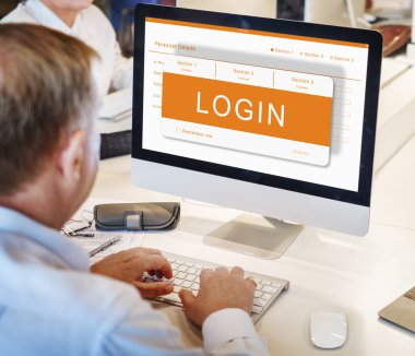 Olgun iş adamı bilgisayarda çalışıyor.