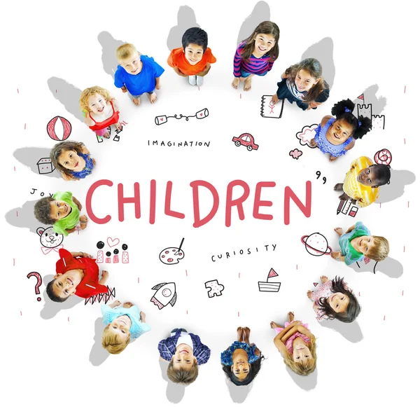 Kinderen staan in cirkel — Stockfoto