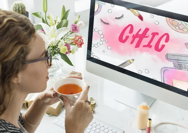 Jeune femme avec ordinateur au bureau — Photo