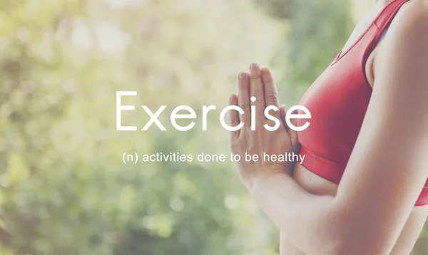 Mujer haciendo yoga al aire libre — Foto de Stock