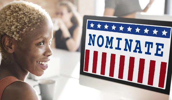 Mujer de negocios que trabaja en la computadora con Nominate — Foto de Stock